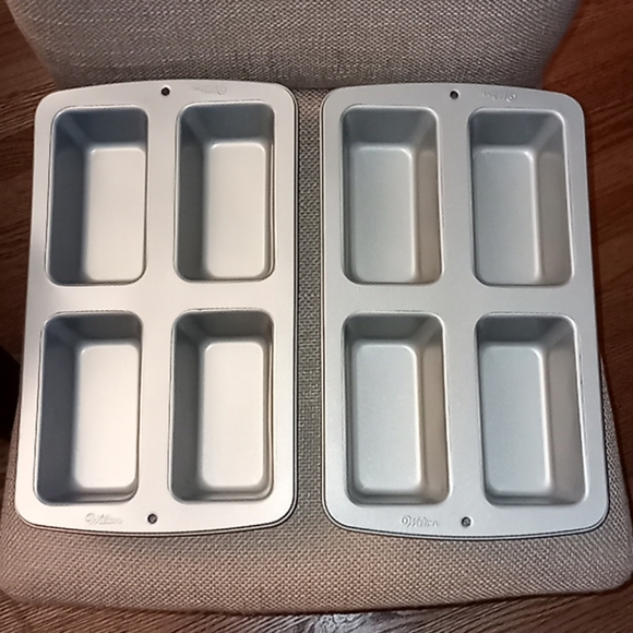 Wilton Set of Two Bread Baking Pans - Picture 1 of 9